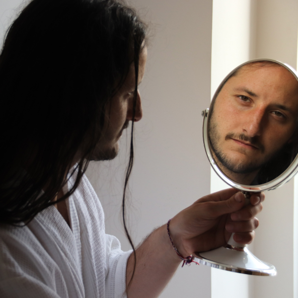 Séance d’hypnothérapie accompagnant un homme allongé sur un canapé pour faciliter un changement de vie et une transition personnelle réussie